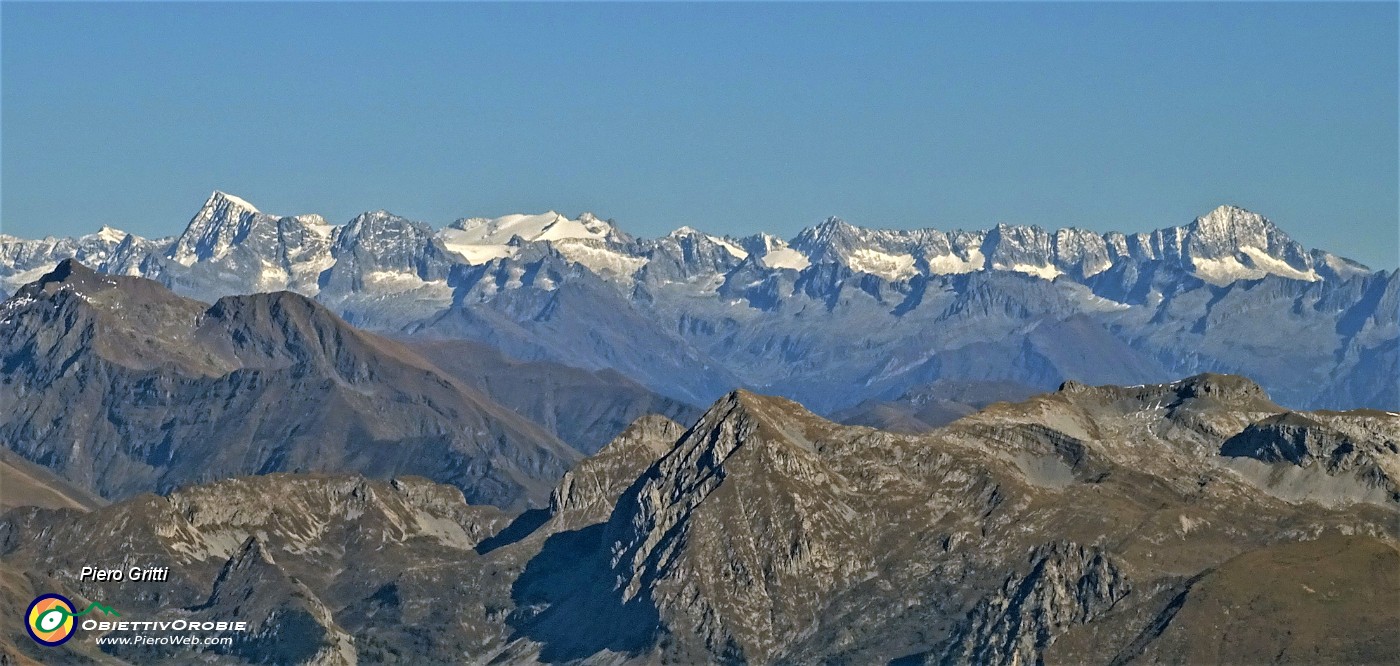 61 Zoom verso le cime innevate di Val Camonica.JPG -                                